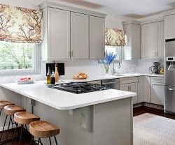 در طراحی آشپزخانه‌های کوچک، از به‌کار بردن رنگ‌های تیره خودداری نمایید.